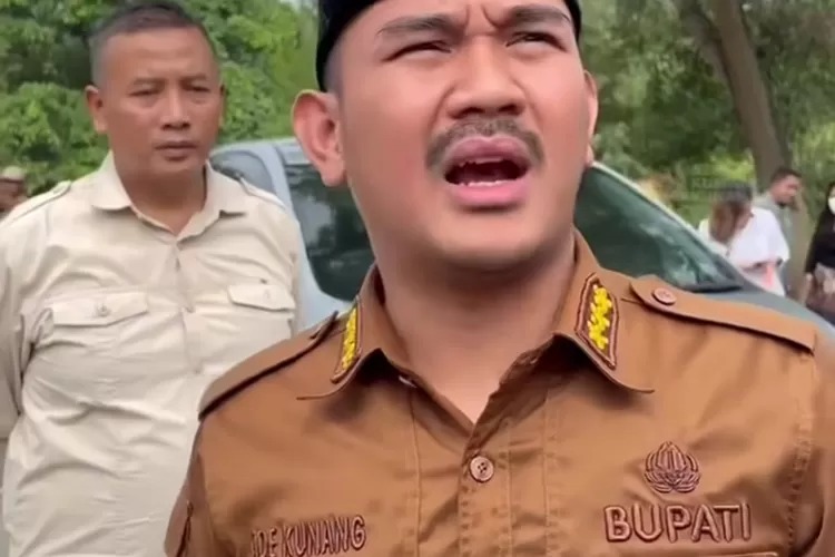 Ade Kuswara Kunang, Bupati Bekasi periode 2025–sekarang, menyampaikan permohonan maaf kepada masyarakat setelah Komisi Pemberantasan Korupsi (KPK) resmi menahannya dalam kasus dugaan suap ijon proyek. (Instagram  @ade_kuswara_kunang)